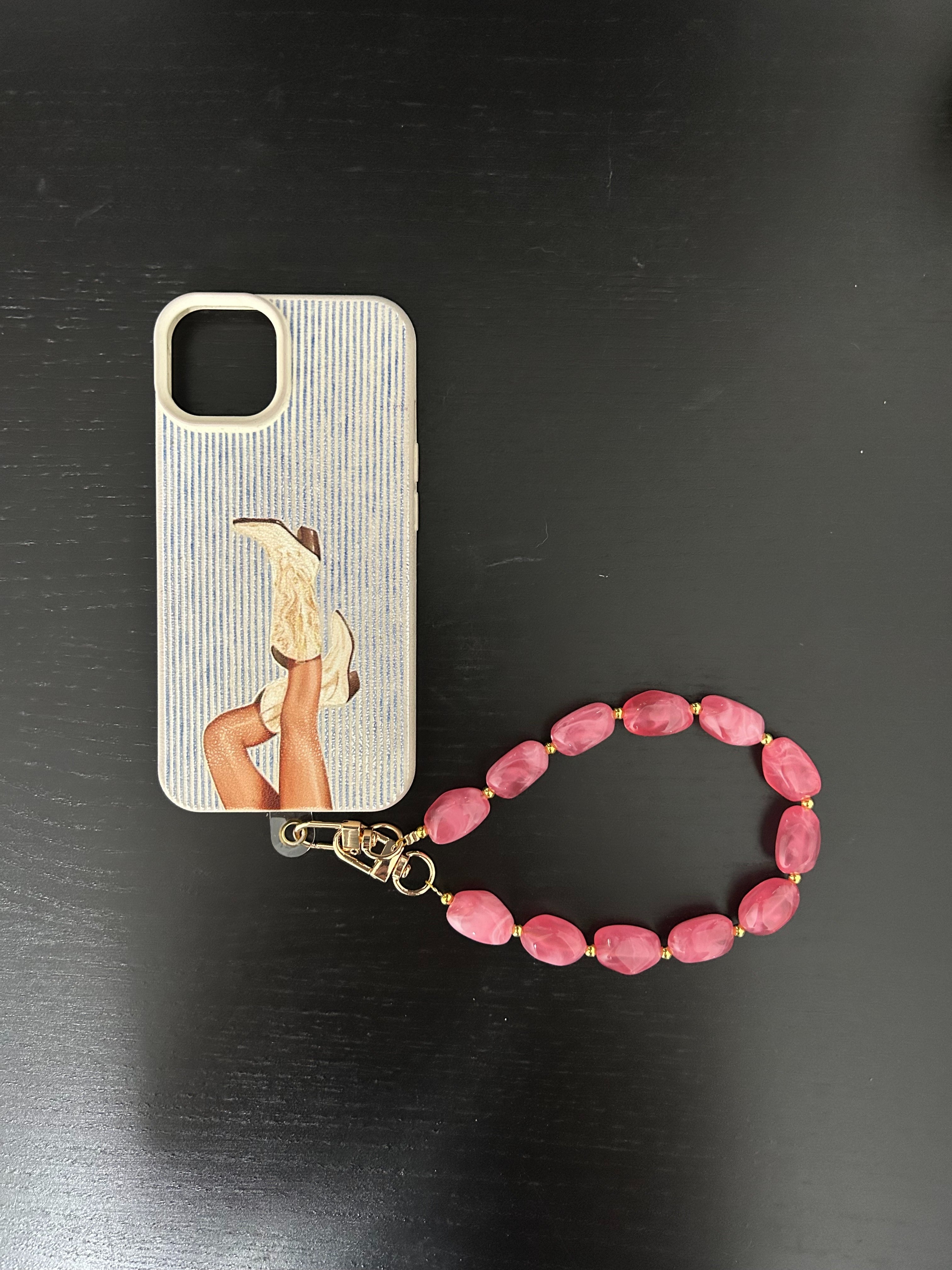 Beaded Phone Charm in perzik met goudkleurige accenten